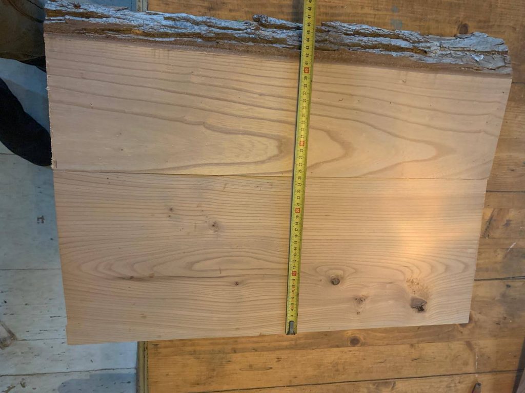 plank van iepenhout voor badkamer meubel